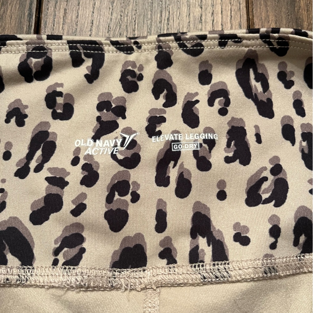 Old Navy Active Elevate Cropped Leggings Sz L Cheetah 🐆 print EUC - Picture 5 of 6